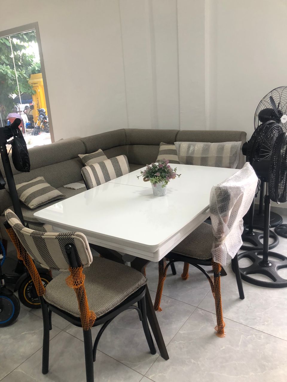 Salon gris et table a manger
