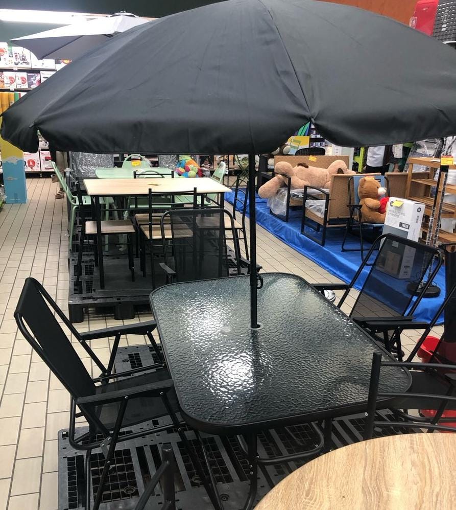 Table de jardin vitré avec parasol et 3 chaises