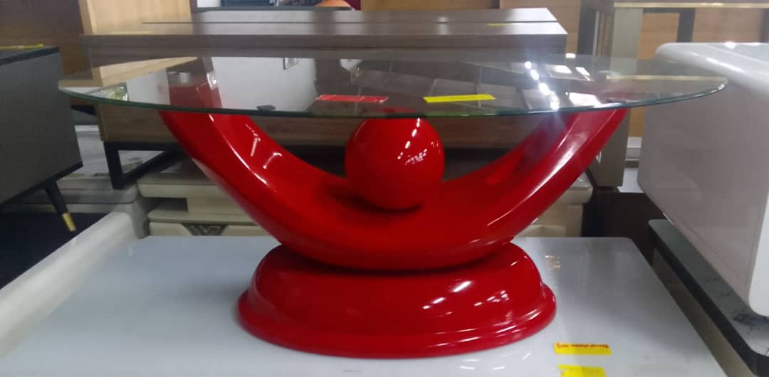 Table basse vitrée avec pieds rouges