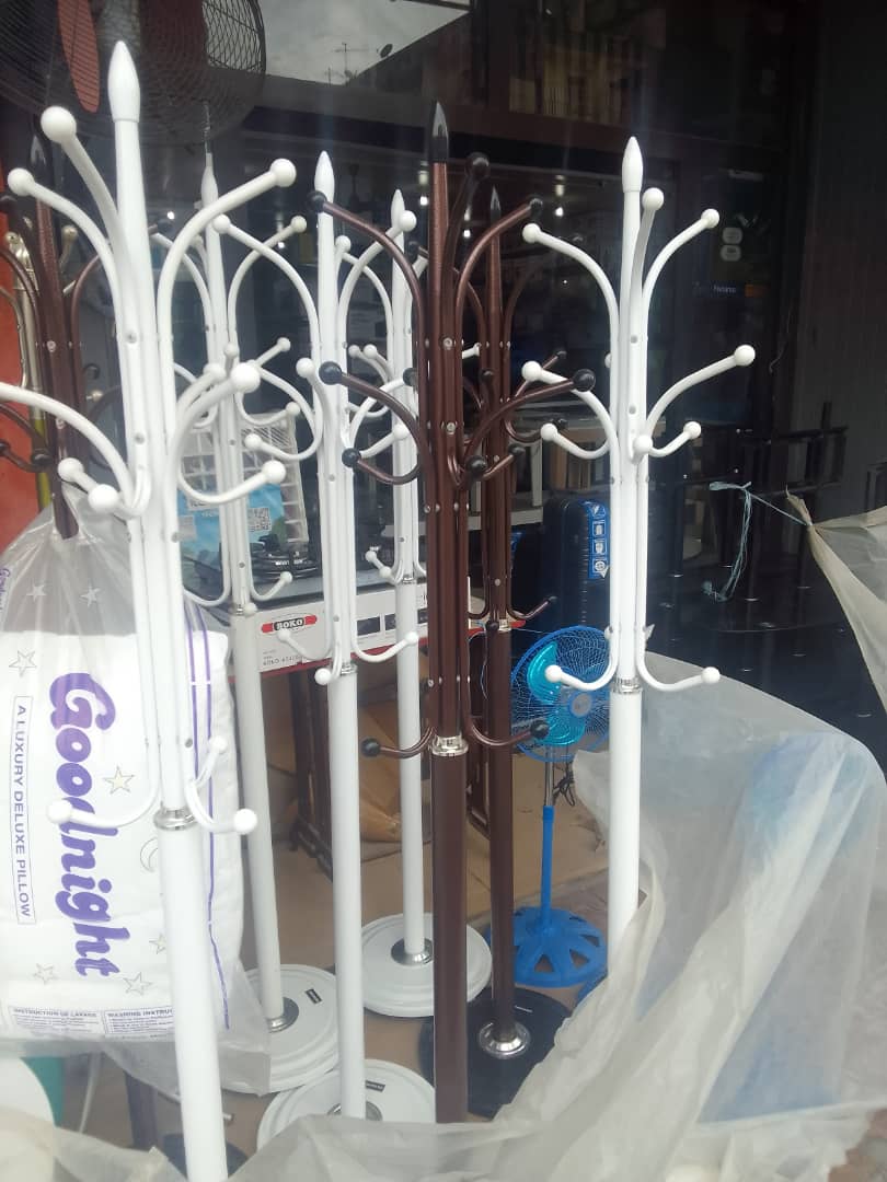 Porte-manteau auto portant en metal